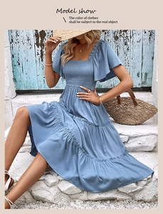 Détail de la robe bleue à épaules dénudées avec buste froncé et manches à volants