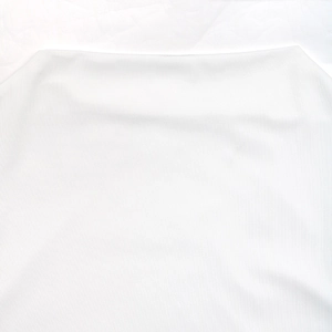 Dettaglio ravvicinato del tessuto bianco a coste con scollatura dritta e pulita