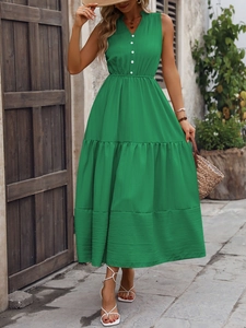Détail du décolleté en V avec boutons blancs sur une robe sans manches d'un vert éclatant
