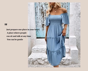 Détail d'une robe bleu clair à épaules dénudées avec corsage smocké et jupe à volants