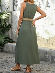 Robe longue sans manches vert olive avec ceinture tressée et tissu léger pour les vacances