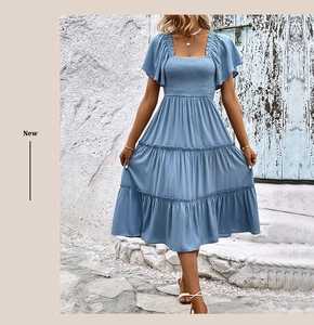 Détail d'une robe d'été bleu clair avec bustier smocké et manches à volants étagés