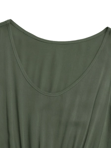 Gros plan du col rond d'une robe d'été vert armée avec texture sergé et coutures fines