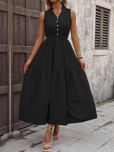 Détail de la robe longue noire sans manches à col en V avec boutons décoratifs