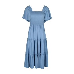 Détail de la robe à volants bleu clair avec buste froncé et manches papillon fluides