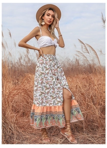 Λεπτομέρεια boho φούστας με μοτίβο paisley, σκίσιμο και κορδόνι με φούντες