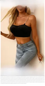 Detail eines schwarzen Halterneck-Crop-Tops mit schicker Metallkette und offenem Rücken