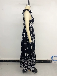 Vue latérale de la robe licou avec imprimés ethniques blancs et jupe à plusieurs niveaux