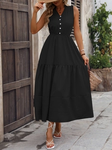 Détail d'une robe maxi noire sans manches à col en V avec boutons et jupe à volants