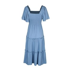 Détail de la robe bleu clair à étages avec buste froncé et manches à volants