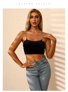 Detail eines schwarzen Crop-Tops mit silbernen Metallketten-Trägern und rückenfreiem Design