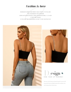 Detailaufnahme des schwarzen Crop Tops mit silbernen Ketten-Trägern und offenem Rücken