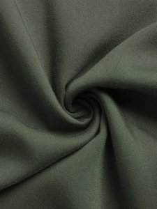 Gros plan sur un tissu textile vert olive avec une maille fine et un drapé souple
