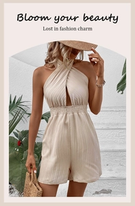 Detail des gekreuzten Neckholder-Ausschnitts und Faltenstoffs bei diesem Sommer-Jumpsuit