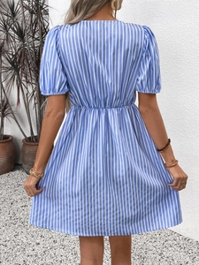 Détail de la robe d'été à rayures bleues et blanches montrant le dos et la taille smockée