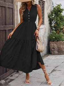 Détail d'une robe midi noire sans manches à volants avec col en V et boutons décoratifs