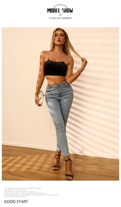 Detailaufnahme des schwarzen Cropped-Camisoles mit silbernen Ketten auf dem Studiomodell