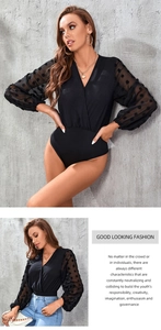 Détail du body noir avec col en V et manches bouffantes transparentes à pois floqués