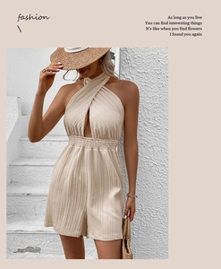 Details von beigem plissiertem Neckholder-Jumpsuit mit überkreuztem Ausschnitt