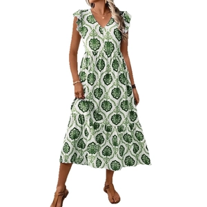 Robe longue bohème blanche à imprimé mandala vert avec volants et col en V