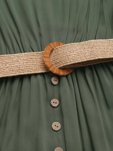 Gros plan d'une robe vert olive avec boutons en bois et ceinture tressée kaki à boucle