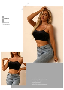 Nahaufnahme eines schwarzen Satin-Crop-Tops mit silbernen Ketten-Trägern und rückenfreiem Design