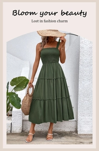 Détails du bustier froncé et jupon à volants sur robe longue d'été vert foncé