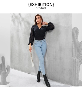 Détail du body à col en V avec manches en tulle à pois et un jean bleu moulant chic