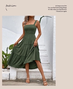 Détail du bustier froncé et de l'ourlet à volants sur cette robe midi vert foncé