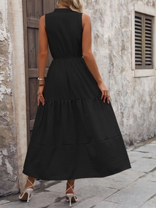 Vue de dos d'une robe longue noire sans manches à volants avec taille ajustée et texture