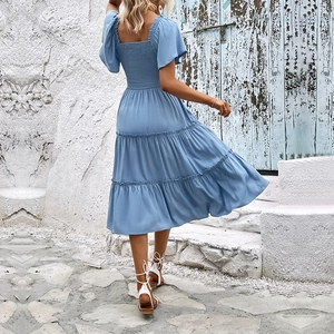 Vue arrière d'une robe bleu clair à volants avec dos smocké et manches courtes