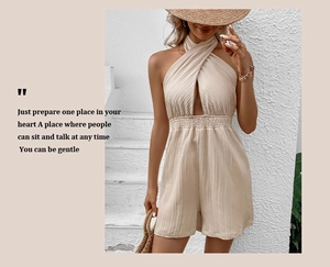 Detail eines aprikosenfarbenen Neckholder-Jumpsuits mit Falten und elastischer Taille