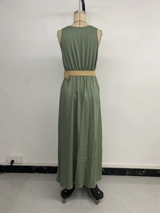 Détail de la robe longue sans manches vert sauge avec une ceinture en paille tressée kaki