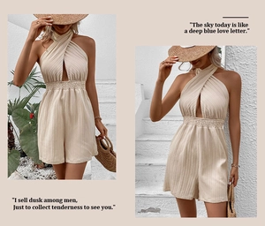 Detail eines beigen plissierten Neckholder-Jumpsuits mit Kreuzhalsausschnitt und Cut-Out