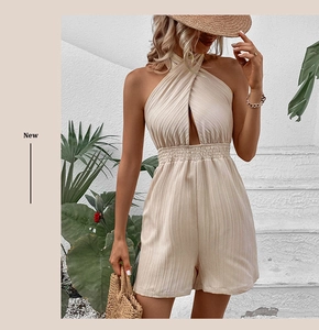 Detail eines aprikosenfarbenen Falten-Jumpsuits mit Neckholder und elastischem Bund