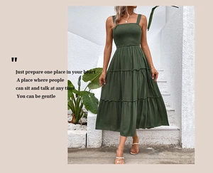Détails de la robe longue vert foncé à volants avec buste froncé et col carré chic