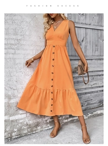 Detailansicht des orangefarbenen ärmellosen V-Ausschnitt Kleides mit eleganten Knöpfen
