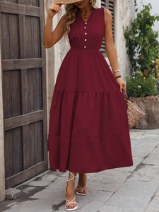 Détail de la robe longue sans manches bordeaux avec col en V et jupe à plusieurs niveaux