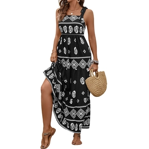 Robe longue trapèze d'été avec imprimé ethnique noir et blanc et fines bretelles
