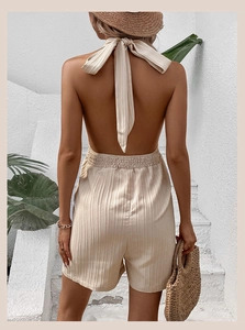 Rückansicht eines beigen Neckholder-Jumpsuits mit rückenfreiem Design und Bindedetail