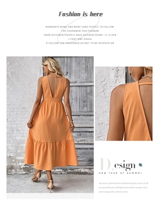 Detail des rückenfreien orangen Kleides mit Neckholder-Träger und gestuftem Rüschensaum