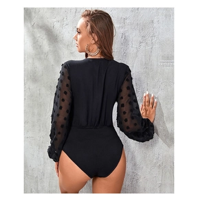 Détail de manches lanternes transparentes à pois sur un body noir pour femme chic