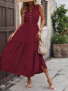 Détail d'une robe longue sans manches bordeaux à col en V avec des accents de boutons blancs