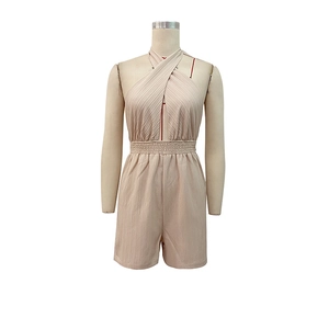 Detailansicht beige Neckholder-Einteiler mit Plisseestoff und geraffter Taille