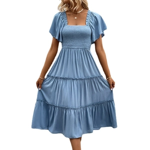 Robe d'été bleu clair à épaules dénudées avec corsage smocké et manches à volants