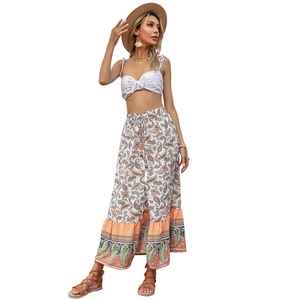 Μποέμ σετ μάξι φούστα με λευκό δαντελένιο crop top και λεπτομέρεια paisley print