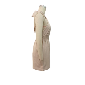 Detailansicht eines aprikosenfarbenen Neckholder-Jumpsuits mit Faltenstruktur und Gummizug