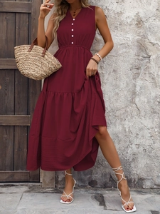 Détail d'une robe longue sans manches bordeaux à col en V avec boutons et volants