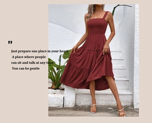 Détail du bustier froncé rouge foncé et jupe longue à volants pour vacances d'été