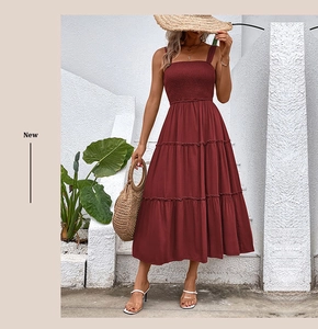 Détail du bustier froncé et des volants sur la robe de vacances rouge foncé